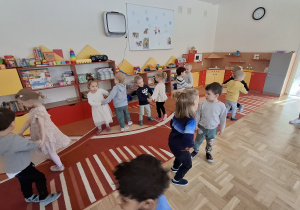 Dzieci w trakcie tańca