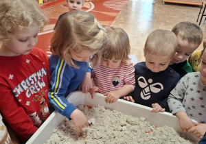 Przedszkolaki próbują odnaleźć części szkieletów dinozaurów