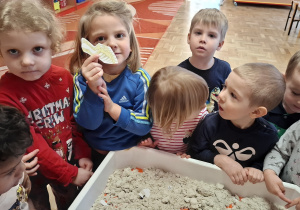 Dzieci podczas odszukiwania schowanych elementów