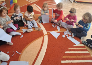 Dzieci podczas ćwiczenia rozwijającego sprawność manualną