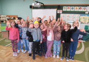 Dzieci pozują do zdjęcia, jeden chłopiec ma koronę na głowie.