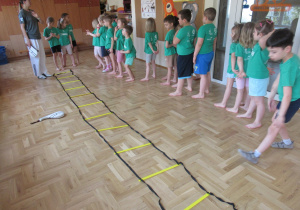 Dzieci podczas zajęć z elementami taekwondo.