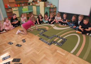 Dzieci grają w domino.