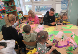 Dzieci z rodzicami podczas warsztatów wiosennych.