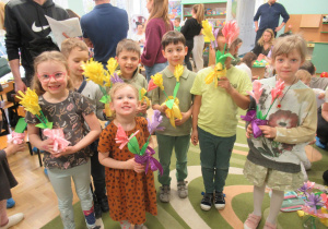 Dzieci z pracami wykonanymi podczas warsztatów wiosennych.