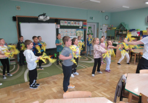 Dzieci tańczą z obręczami podczas zajęć Roar Dance.