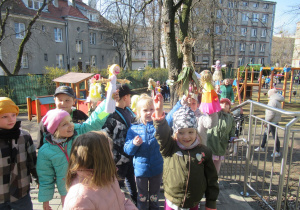 Powitanie wiosny w ogródku przedszkolnym.