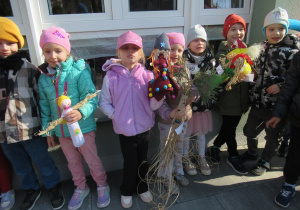 Dzieci prezentują wykonane na konkurs Marzanny.