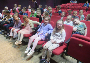 Dzieci siedzą na widowni w Bielańskim Ośrodku Kultury.