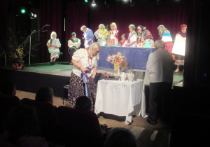 Dzieci oglądają spektakl "Wielkanoc po staropolsku".