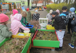 Dzieci podczas zajęć w ogródku przedszkolnym.